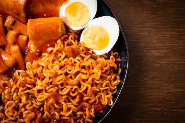 Kore usulü hazır erişte, pirinç keki, balık köftesi ve haşlanmış yumurta, Rabokki, Kore usulü.