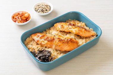 Peynirli fırında somon ve baharatlı miso kasesi.