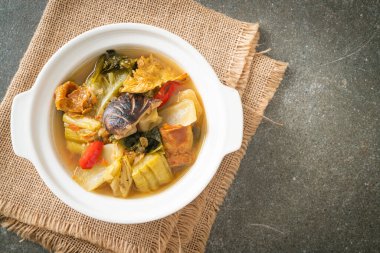 haşlanmış lahana turşusu ve acı kabak çorbası - Asya ve vegan ve vejetaryen yemek tarzı