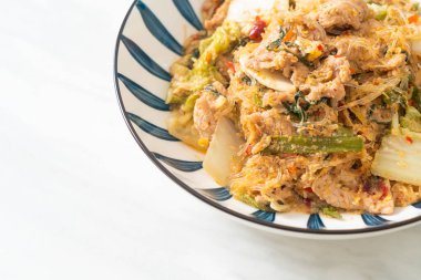 Kızarmış Tayland usulü Sukiyaki ya da Sukiyaki soslu domuz ve sebzeli karışık vermicelli Asya yemeği.