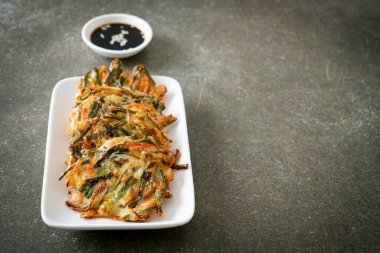 Pajeon veya Kore gözlemesi veya Kore pizzası - Kore geleneksel yemek tarzı
