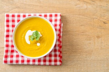 Beyaz kasede kabak çorbası - vejetaryen ve vejetaryen yemek tarzı