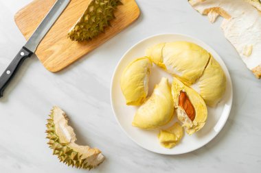 Durian olgun ve taze, durian kabuğu beyaz tabakta.