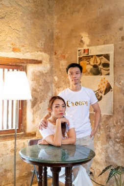 Gelin ve damat tişörtlü mutlu Asyalı çift evlenmeye ve evlenmeye hazır.