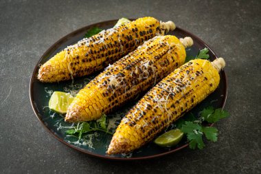 Barbekü ve ızgara mısır, peynirli ve limonlu
