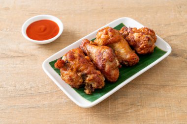 Balık soslu kızarmış tavuk budu.