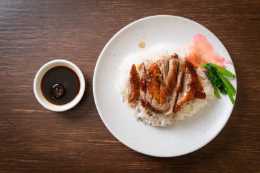 Pirinçli ızgara ördek.