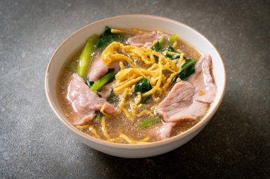 Soslu domuz etli çıtır erişte, Asya usulü.