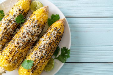 Barbekü ve ızgara mısır, peynirli ve limonlu