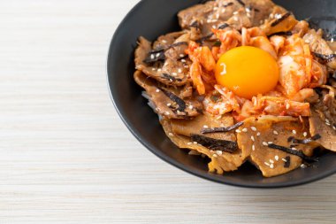 Kore usulü turşulu yumurta turşulu domuz bulgogi pirinç kasesi.