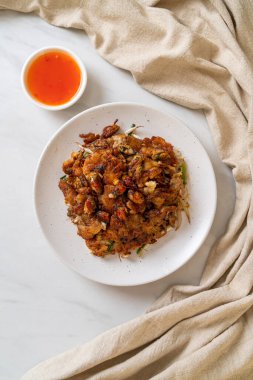 Kızarmış midyeli krep ya da midyeli omlet.