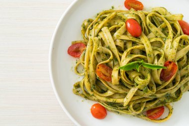 pesto soslu ve domatesli makarna vejetaryen ve vejetaryen yemek tarzı.