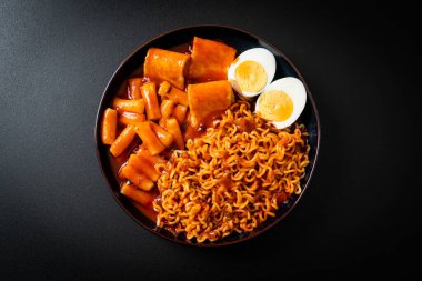 Kore usulü hazır erişte, pirinç keki, balık köftesi ve haşlanmış yumurta, Rabokki, Kore usulü.