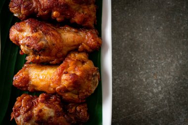 Balık soslu kızarmış tavuk budu.