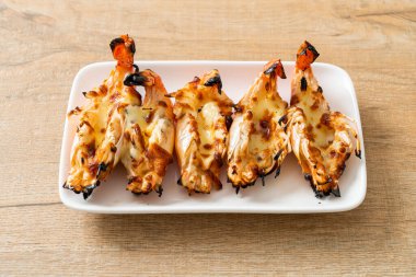 ızgara nehir karidesi veya peynirli karides - deniz ürünleri tarzı