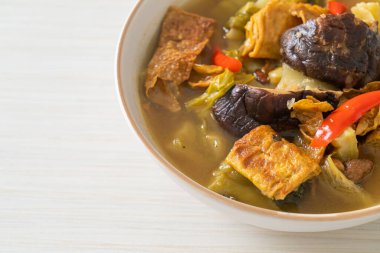 haşlanmış lahana turşusu ve acı kabak çorbası - Asya ve vegan ve vejetaryen yemek tarzı