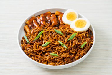 Jjajang Rabokki - Kore hazır eriştesi veya Kore pirinçli Ramyeon veya Tteokbokki ve siyah fasulye soslu yumurta - Kore yemeği tarzı