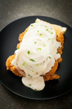 Kore usulü kremalı soğan soslu kar soğanı tavuğu ya da kızarmış tavuk.