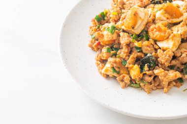 Ev yapımı kızarmış kıymalı domuz eti ve tuzlu yumurta.