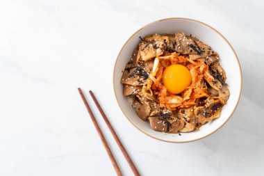 Kore usulü turşulu yumurta turşulu domuz bulgogi pirinç kasesi.