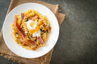 Carbonara fusilli makarna baharatlı pastırma - İtalyan yemeği tarzı.
