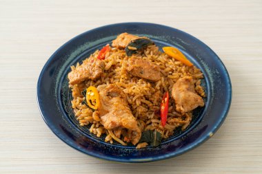 Asya usulü baharatlı kızarmış domuz pirinci.