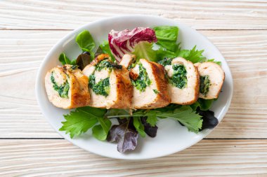 Peynir ve ıspanakla doldurulmuş fırında tavuk göğsü.