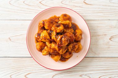 Baharatlı soslu kızarmış köfte - Tayland sokak yemeği tarzı