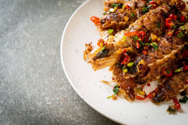 Kızarmış Mantid Karidesi ya da Acılı ve Tuzlu Kerevit Deniz Ürünleri Stili