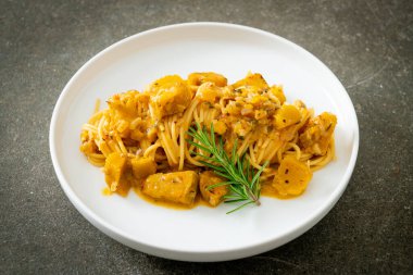 kabaklı spagetti makarna alfredo sosu - vegan ve vejetaryen yemek tarzı