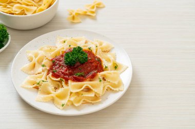 Maydanozlu domates soslu farfalle makarna. İtalyan yemek tarzı.