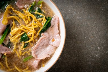 Soslu domuz etli çıtır erişte, Asya usulü.