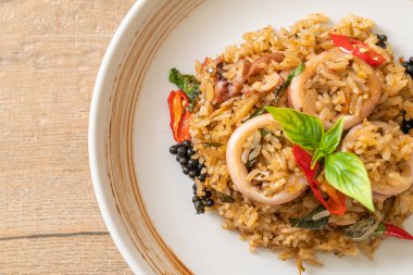 Ev yapımı Basil ve Baharatlı Bitki Kızarmış Pirinç Kalamar veya Ahtapot - Asya yemek tarzı