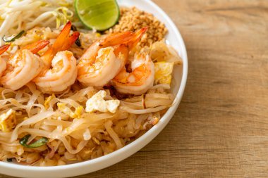 Karides ve lahanalı kızarmış şehriye ya da Pad Thai - Asya yemeği tarzı