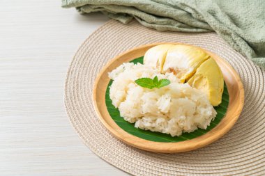 Yapışkan pirinçli Durian - sarı fasulyeli tatlı Durian kabuğu, hindistan cevizi sütüyle pişirilmiş olgun Durian pirinci - Asya Tayland tatlı yaz tropikal meyvesi
