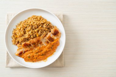 Kırmızı köri soslu ızgara tavuk bifteği ve pilav. Müslüman usulü.