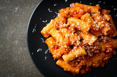 Peynirli bolonez rigatoni makarna - geleneksel İtalyan makarnası