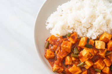 Mapo Tofu - Geleneksel Sichuan yemeği ipek tofu ve kıyma, acı biber yağı ve Sichuan biberleri ile doldurulmuş mala tadında - Asya yemek tarzı