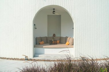 Bahçe kanepesinde rahat yastıklar.