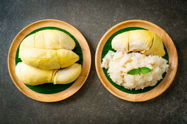Yapışkan pirinçli Durian - sarı fasulyeli tatlı Durian kabuğu, hindistan cevizi sütüyle pişirilmiş olgun Durian pirinci - Asya Tayland tatlı yaz tropikal meyvesi