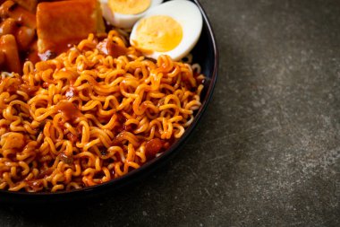 Kore usulü hazır erişte, pirinç keki, balık köftesi ve haşlanmış yumurta, Rabokki, Kore usulü.