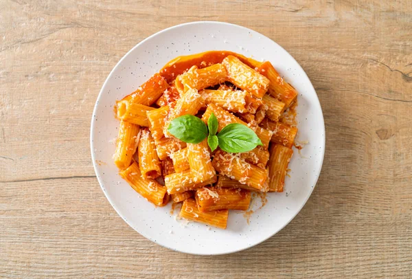Domates soslu ve peynirli Rigatoni makarnası - geleneksel İtalyan makarnası