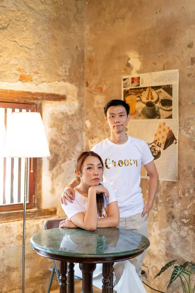 Gelin ve damat tişörtlü mutlu Asyalı çift evlenmeye ve evlenmeye hazır.