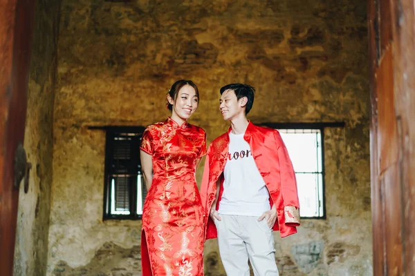 Happy Young Asian Couple Love Chinese Traditional Dresses Red Main — Fotografia de Stock