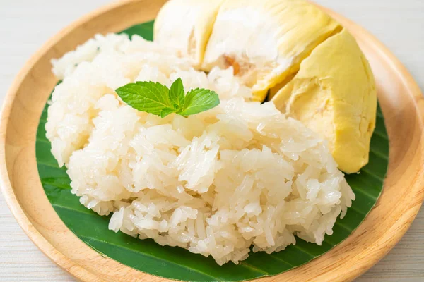 Yapışkan pirinçli Durian - sarı fasulyeli tatlı Durian kabuğu, hindistan cevizi sütüyle pişirilmiş olgun Durian pirinci - Asya Tayland tatlı yaz tropikal meyvesi