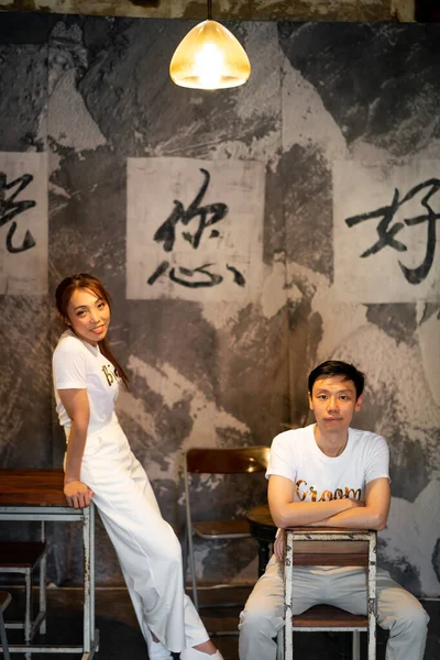 Gelin ve damat tişörtlü mutlu Asyalı çift evlenmeye ve evlenmeye hazır.