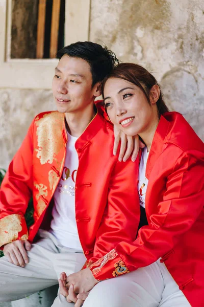 Gelukkig Jong Aziatisch Paar Liefde Chinese Traditionele Jurken Rood Belangrijkste — Stockfoto