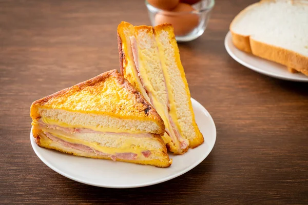 Beyaz tabakta ev yapımı jambonlu peynir.