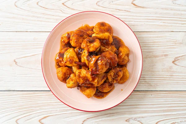 Baharatlı soslu kızarmış köfte - Tayland sokak yemeği tarzı