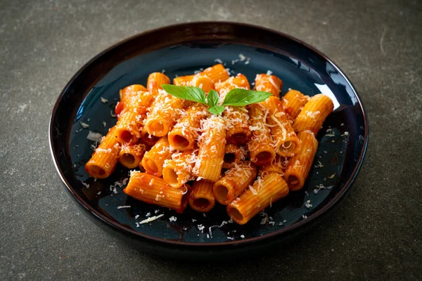 Domates soslu ve peynirli Rigatoni makarnası - geleneksel İtalyan makarnası
